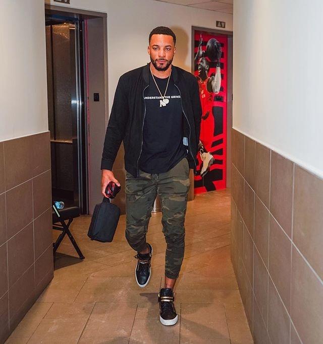 琼斯：奎因能看到很多中锋看不到的机会，让所有人参与进攻（琼斯：奎因能捕捉多数中锋难见的机会，激活全员进攻）