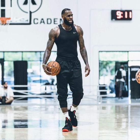 曼联拉什福德进球助球队连胜（拉什福德建功助曼联豪取连胜）