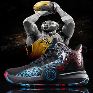 致敬李惠堂，赞助商犀旺送给魏祥鑫一颗柚子足球（向李惠堂致意，赞助商犀旺为魏祥鑫献上柚子足球）