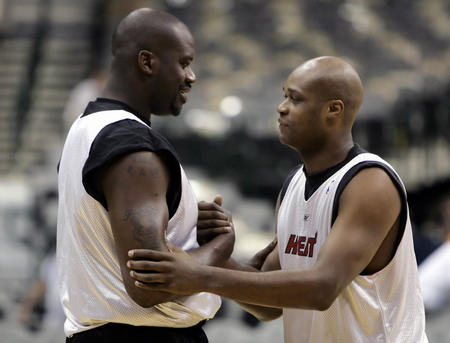 替补登场建功 教练换人奏效（替补立功，换人立竿见影）