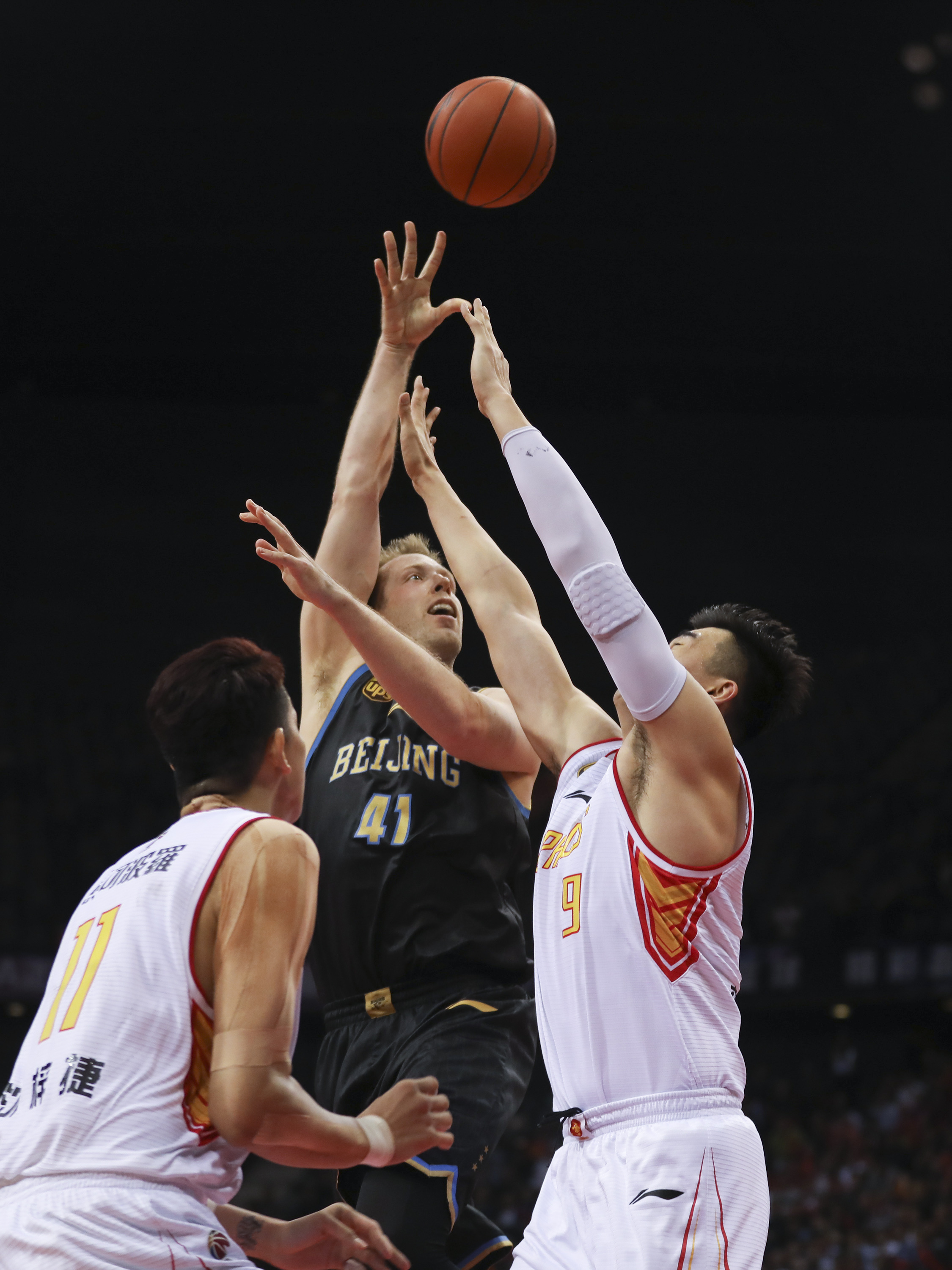 利物浦欧冠客场取分战平马竞（利物浦欧冠客场与马竞战成平局）