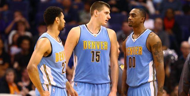 他不吼不叫，却掌控全场（不动声色，却镇住全场）