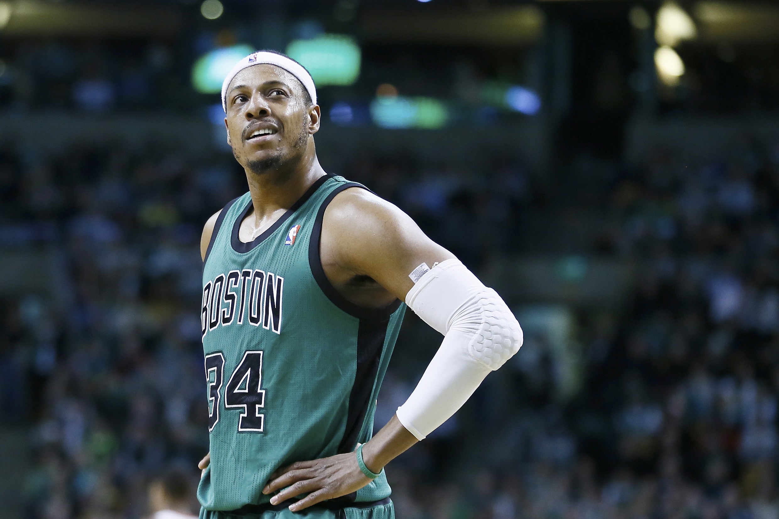 正随巴西在枪手基地训练，维尼修斯与多名阿森纳青训球员合影（随巴西队在阿森纳基地训练，维尼修斯与多名枪手青训球员合影）