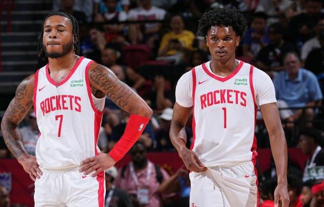 长春亚泰队启程出征青岛时，球迷用歌声为将士们送行（长春亚泰启程赴青岛，球迷以歌相送）